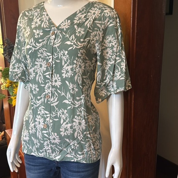 NWT papillon size xsmall Floral Green Button-Up Top baggy fit - Picture 2 of 4